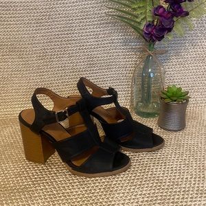 Casual black strapped heel 😍😍